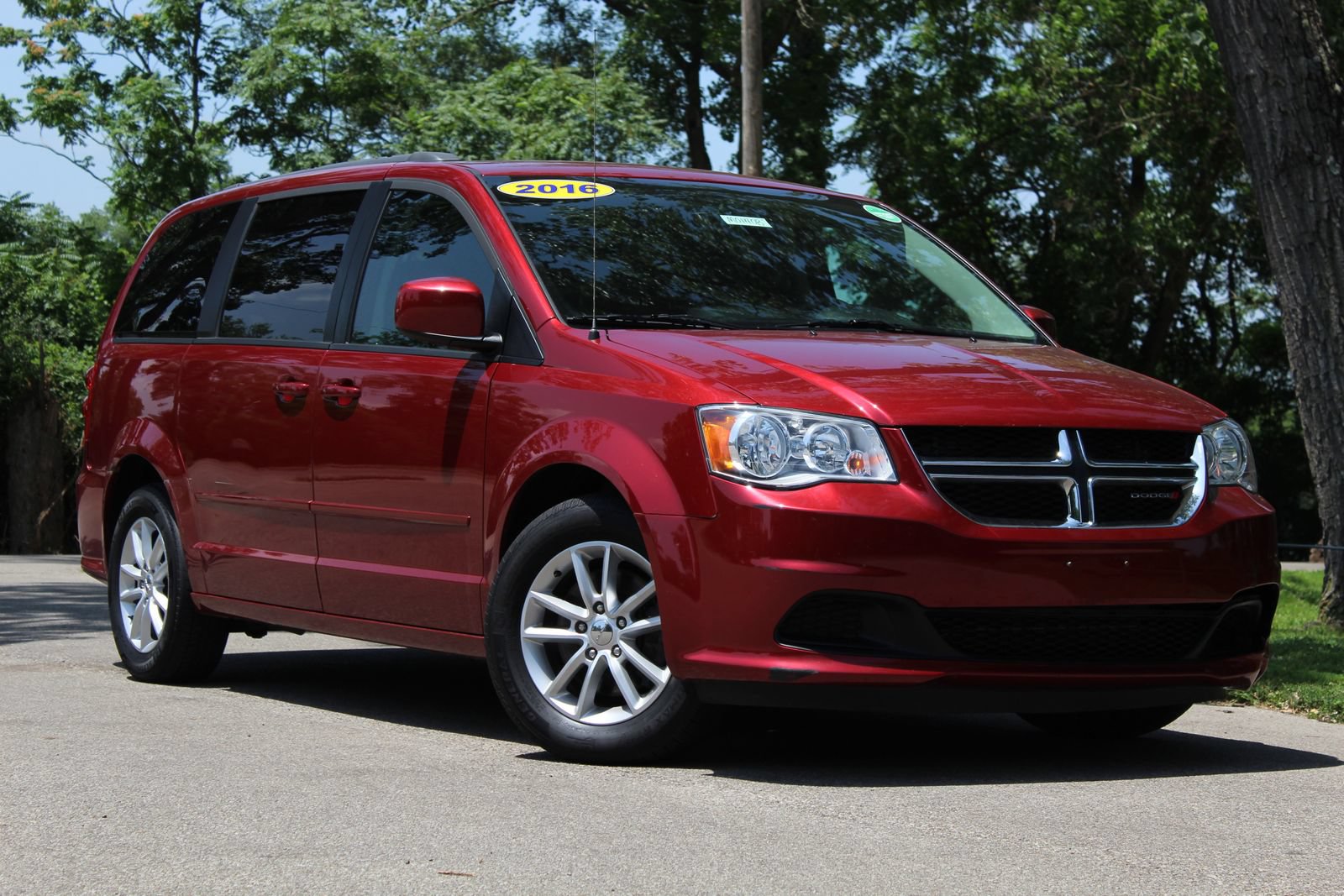 Used 2016 Dodge Grand Caravan SXT w/ UConnect Hands-Free Group FWD image 1