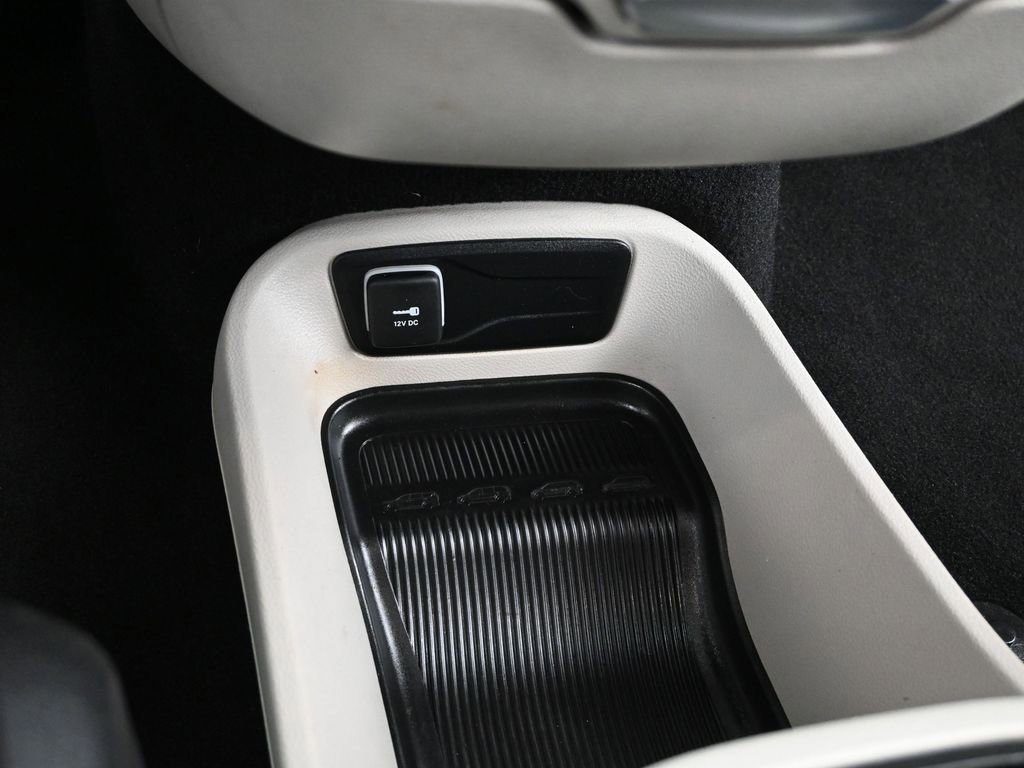 Used 2023 Chrysler Pacifica Touring-L image 16