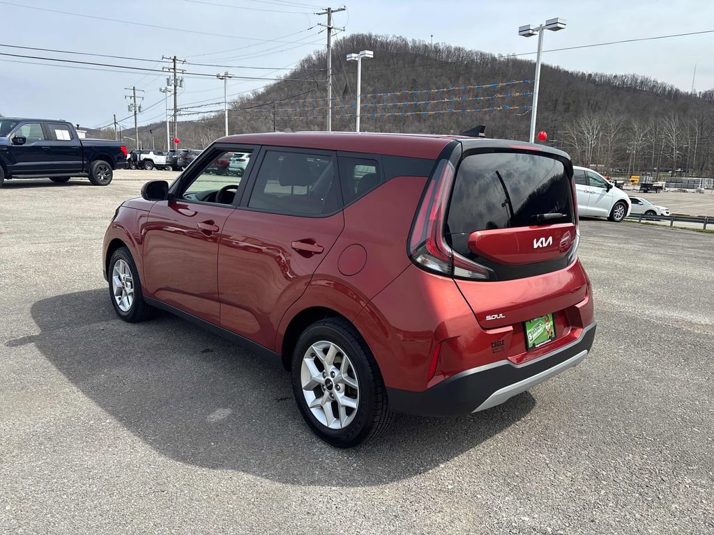 Used 2023 Kia Soul LX w/ LX Technology Package image 3