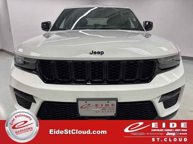 New 2025 Jeep Grand Cherokee Altitude image 2