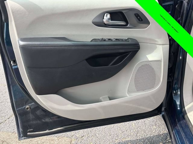 Used 2023 Chrysler Pacifica Touring-L FWD image 8