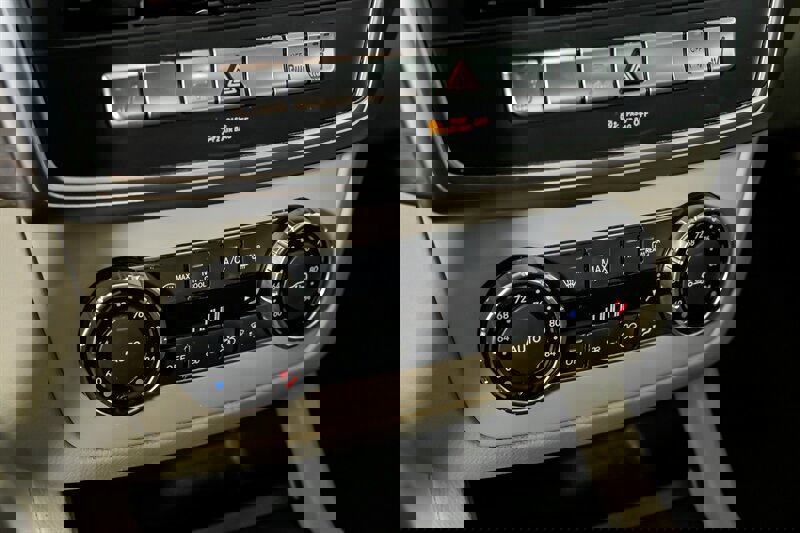 Used 2016 Mercedes-Benz GL 320 BlueTEC 4MATIC image 34