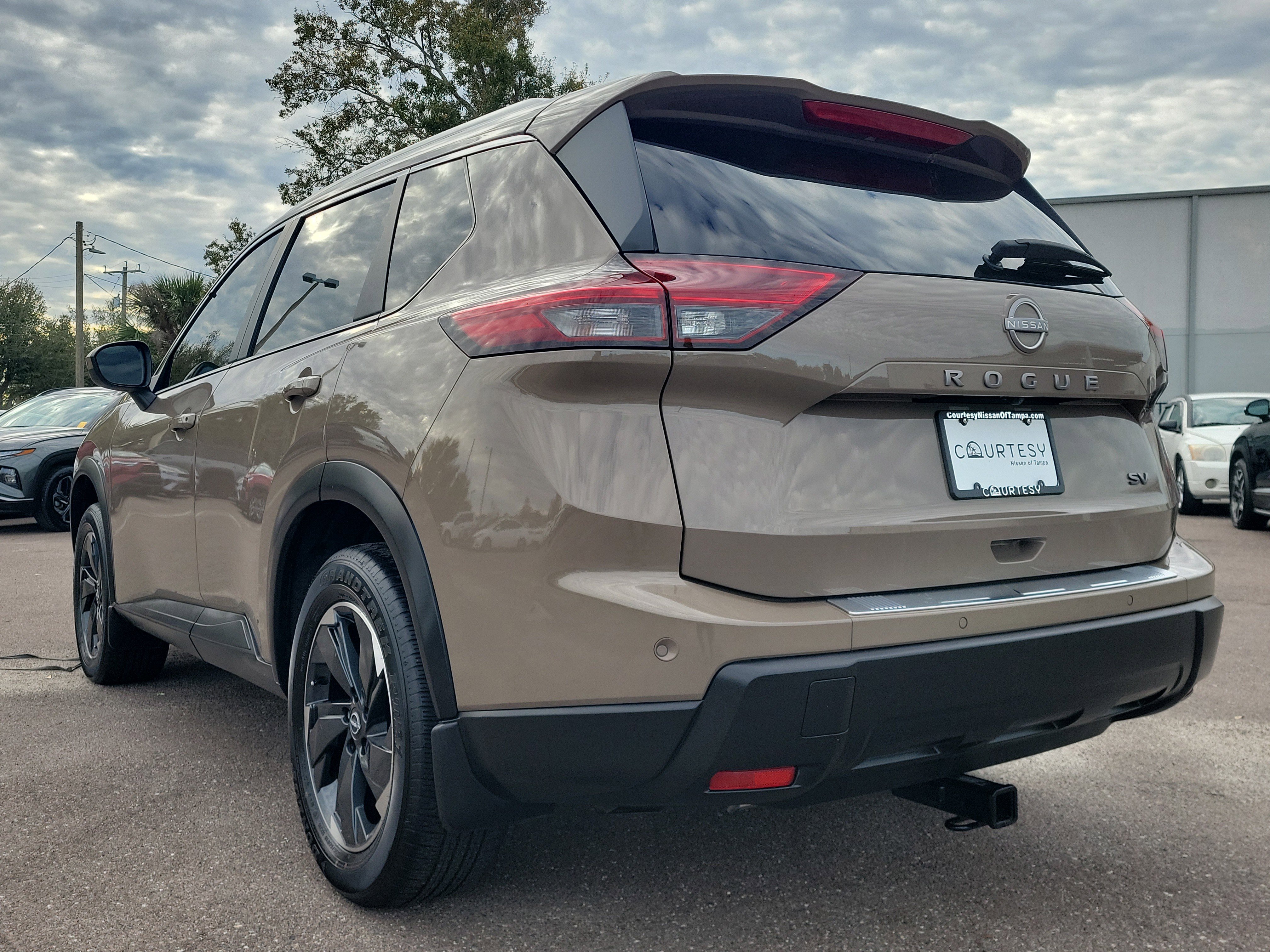 Used 2024 Nissan Rogue SV w/ SV Premium Package image 6