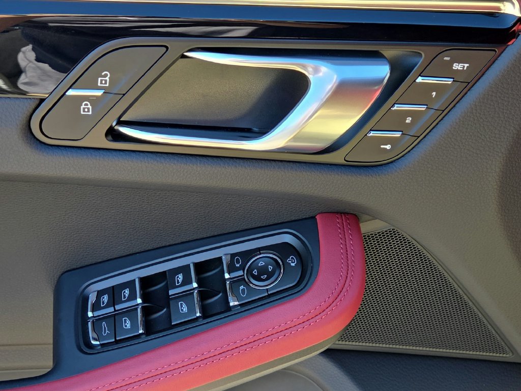 Certified 2026 Porsche Macan AWD/4WD image 7