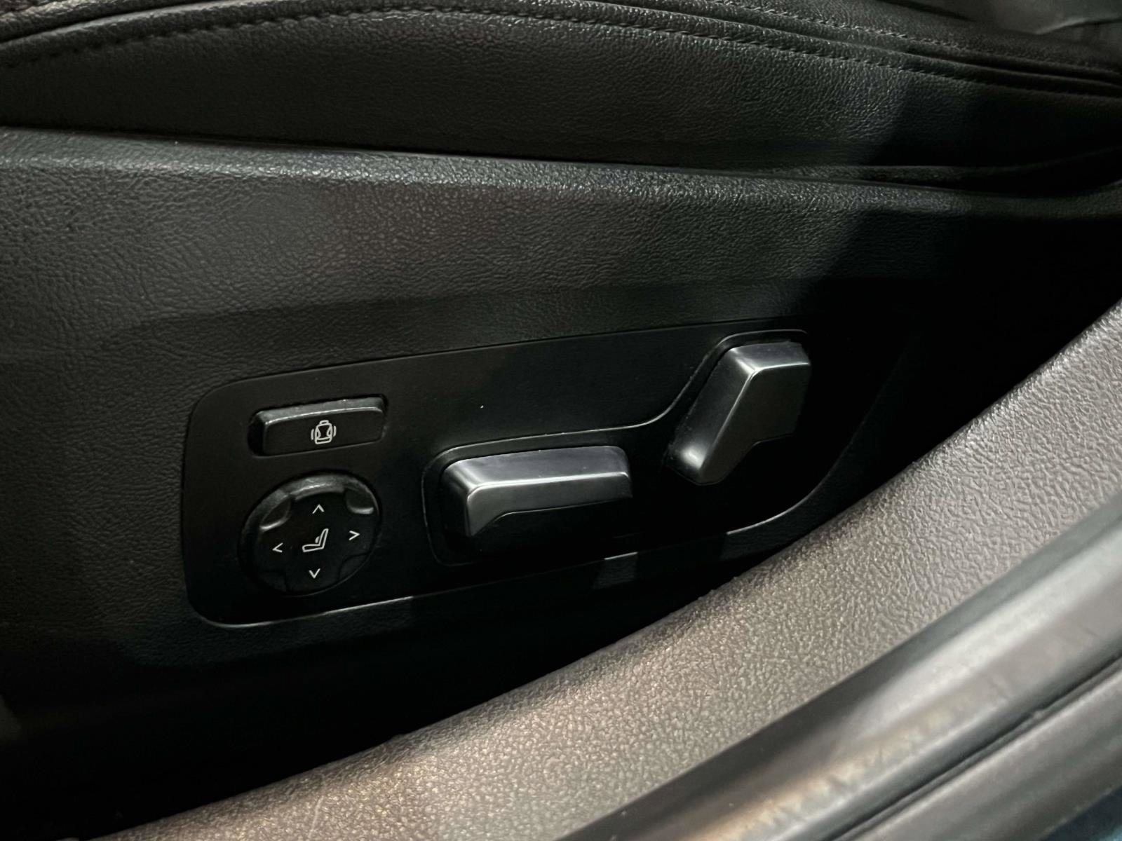 Used 2019 BMW 330i xDrive Sedan w/ Premium Package image 17