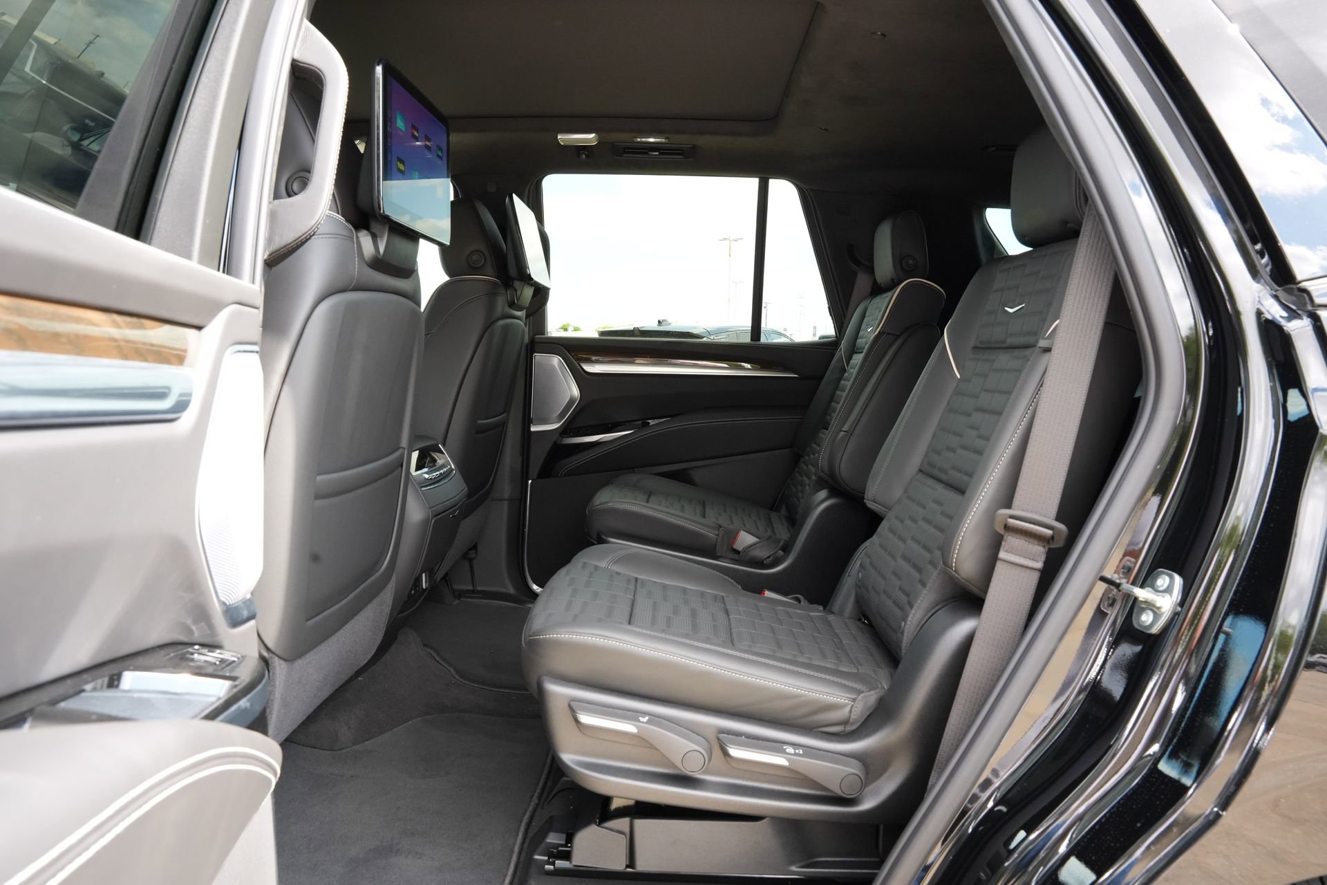 New 2026 Cadillac Escalade Platinum Sport w/ LPO, ONYX Package image 20