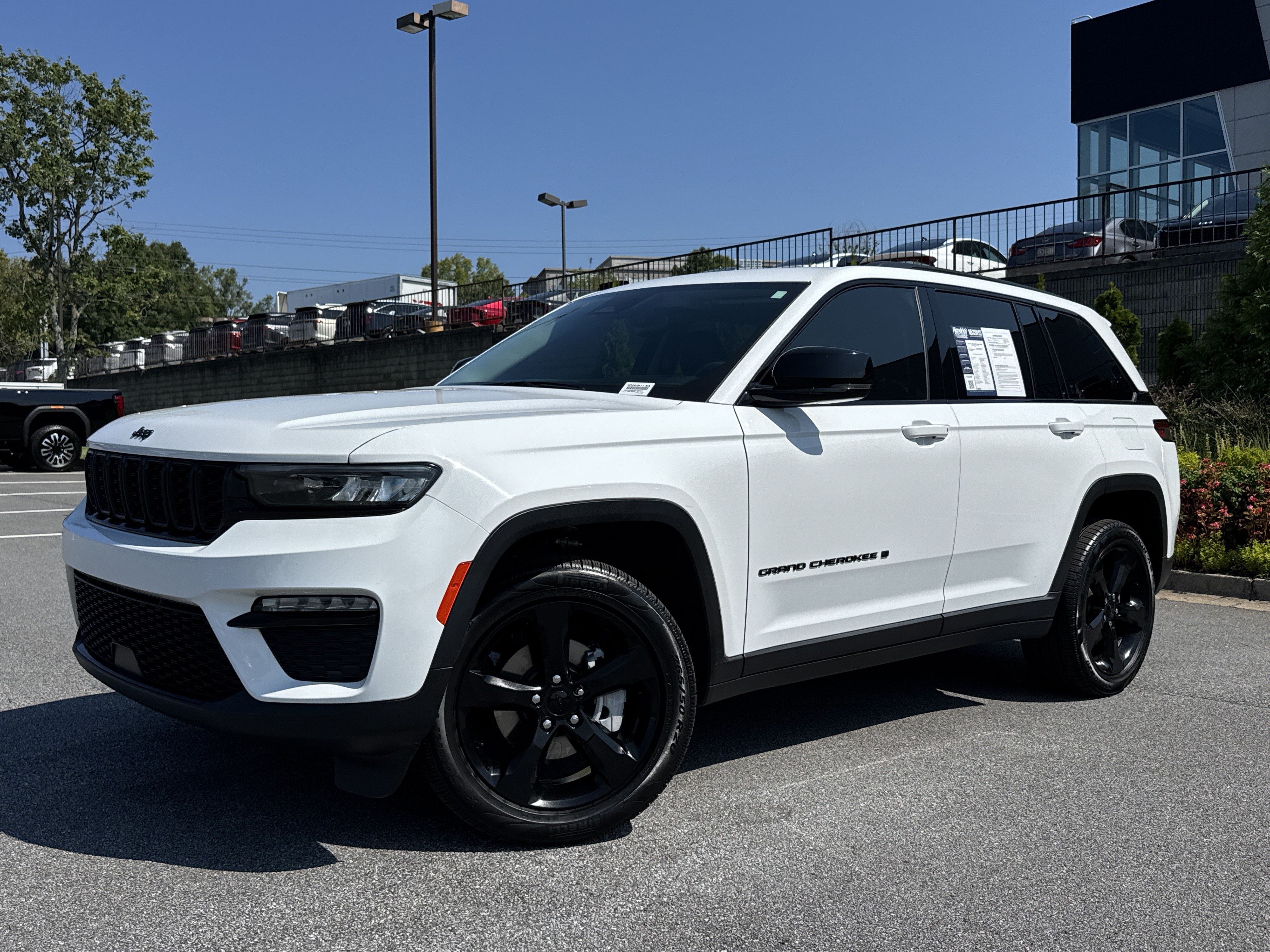 Used 2023 Jeep Grand Cherokee Limited w/ Black Appearance Package AWD/4WD image 5