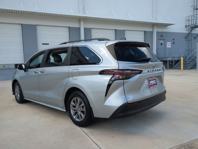 Used 2024 Toyota Sienna XLE FWD image 8