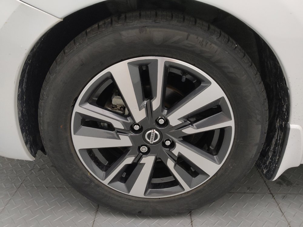 Used 2022 Nissan Versa SV w/ Trunk Package FWD image 31