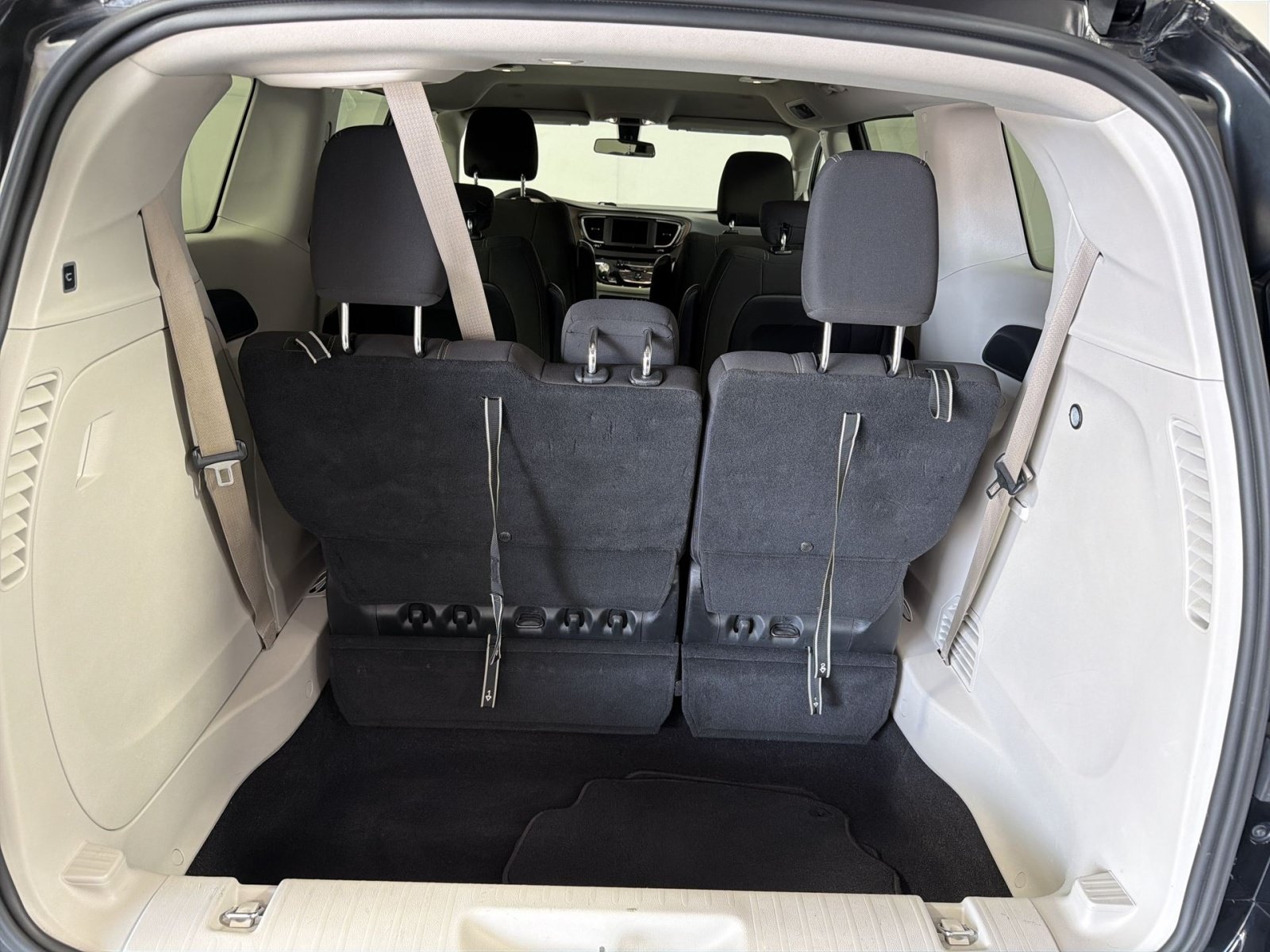Used 2022 Chrysler Voyager LX FWD image 25