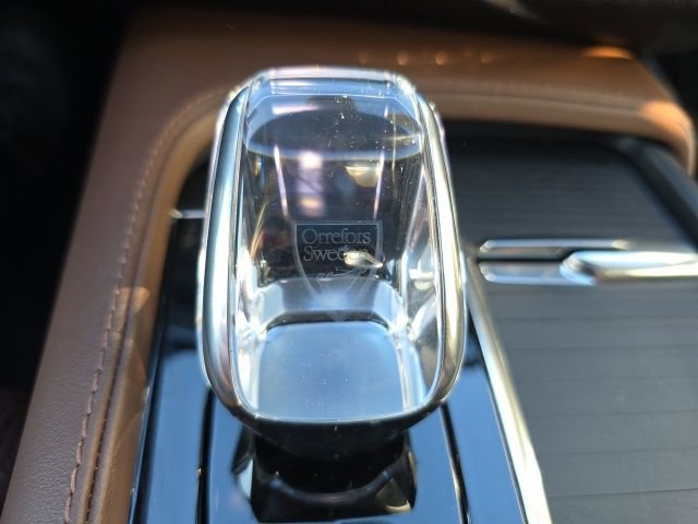 Certified 2025 Volvo XC90 B6 Ultra w/ Lounge Package image 39