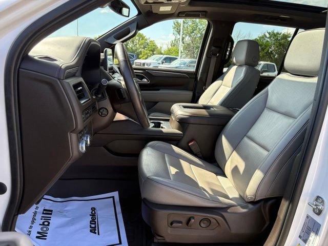 Certified 2022 GMC Yukon SLT w/ SLT Premium Package AWD/4WD image 17