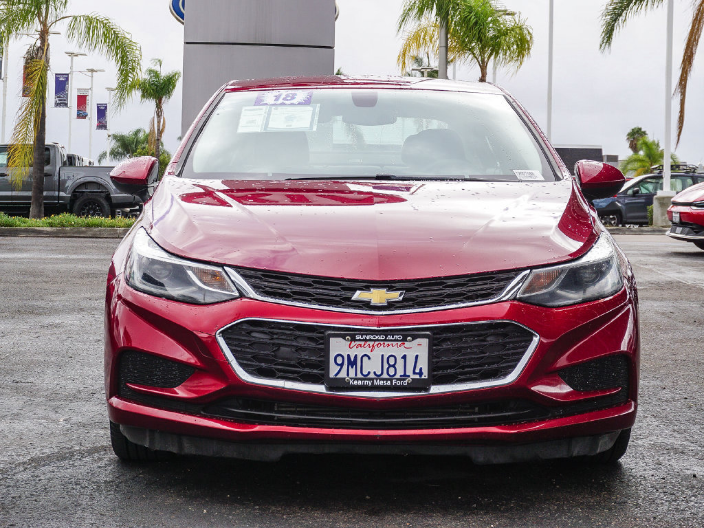 Used 2018 Chevrolet Cruze LT w/ Convenience Package FWD image 2