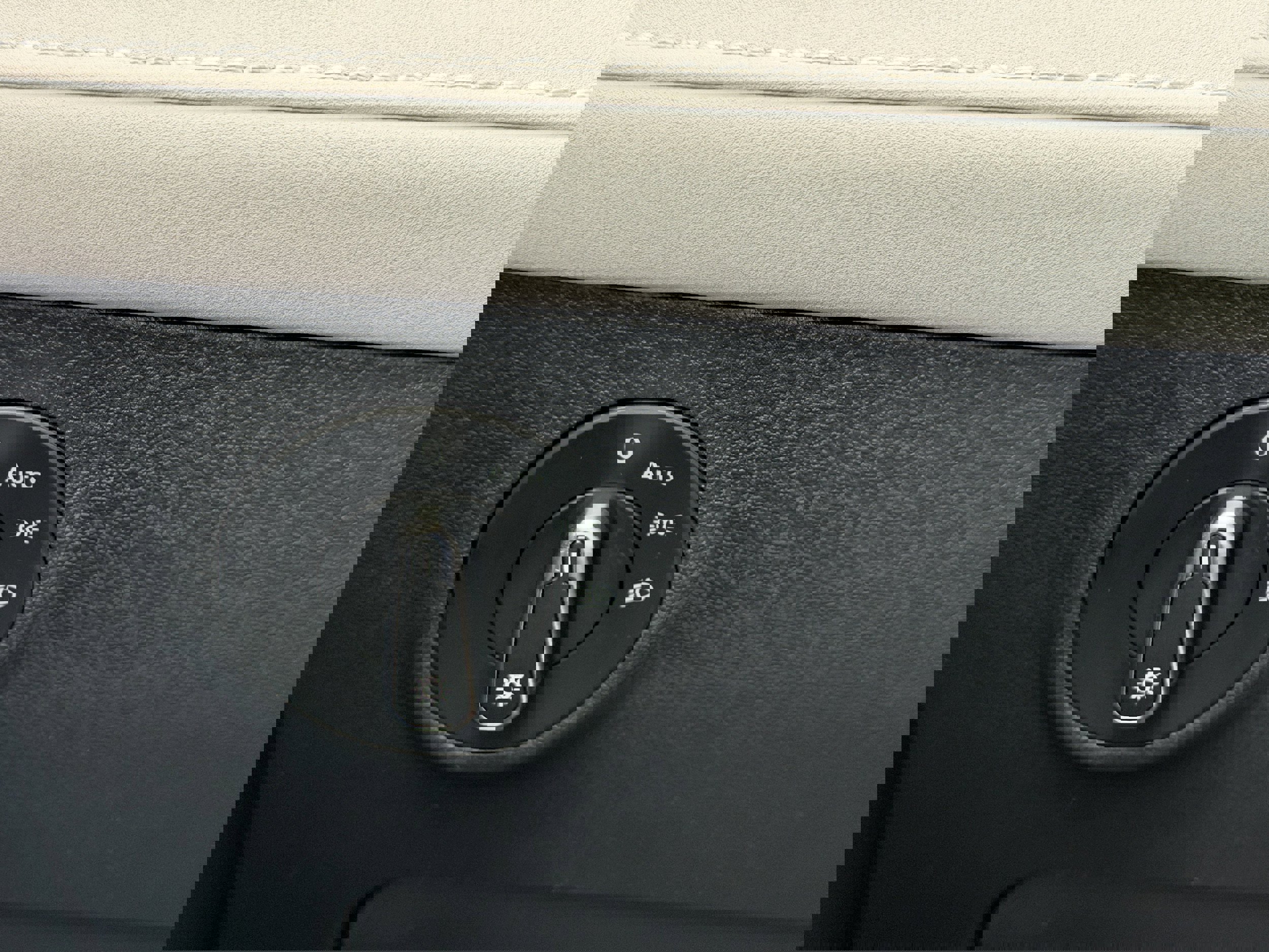 New 2026 Volkswagen Taos SE image 23