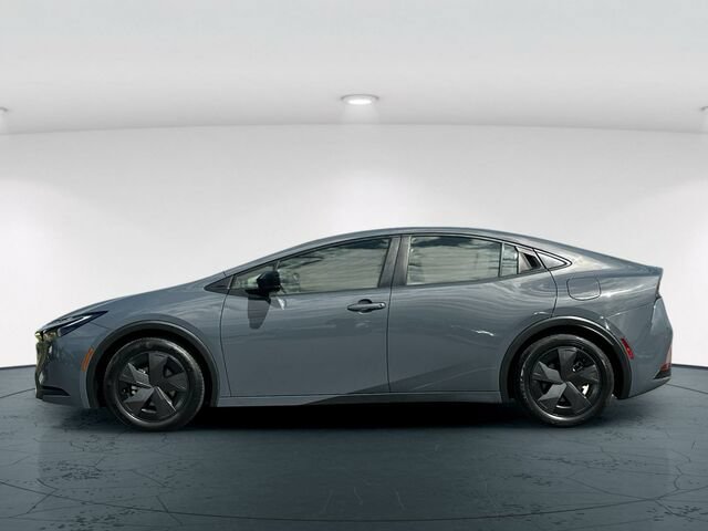 Used 2024 Toyota Prius LE FWD image 3