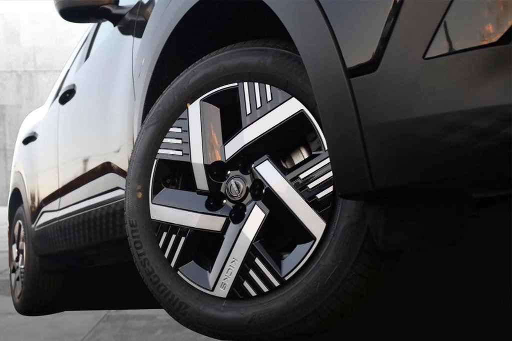 New 2026 Nissan Kicks SV w/ SV Premium Package image 3