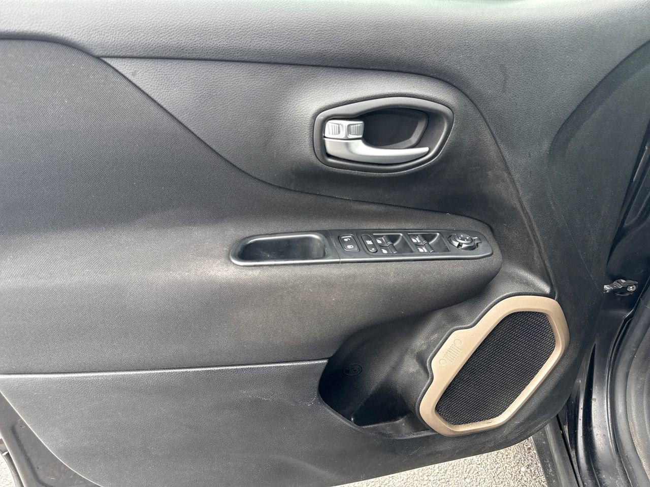 Used 2015 Jeep Renegade Latitude AWD/4WD image 14