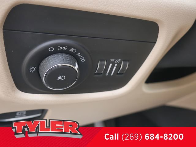 Certified 2022 Jeep Grand Cherokee Limited w/ Luxury Tech Group II AWD/4WD image 23