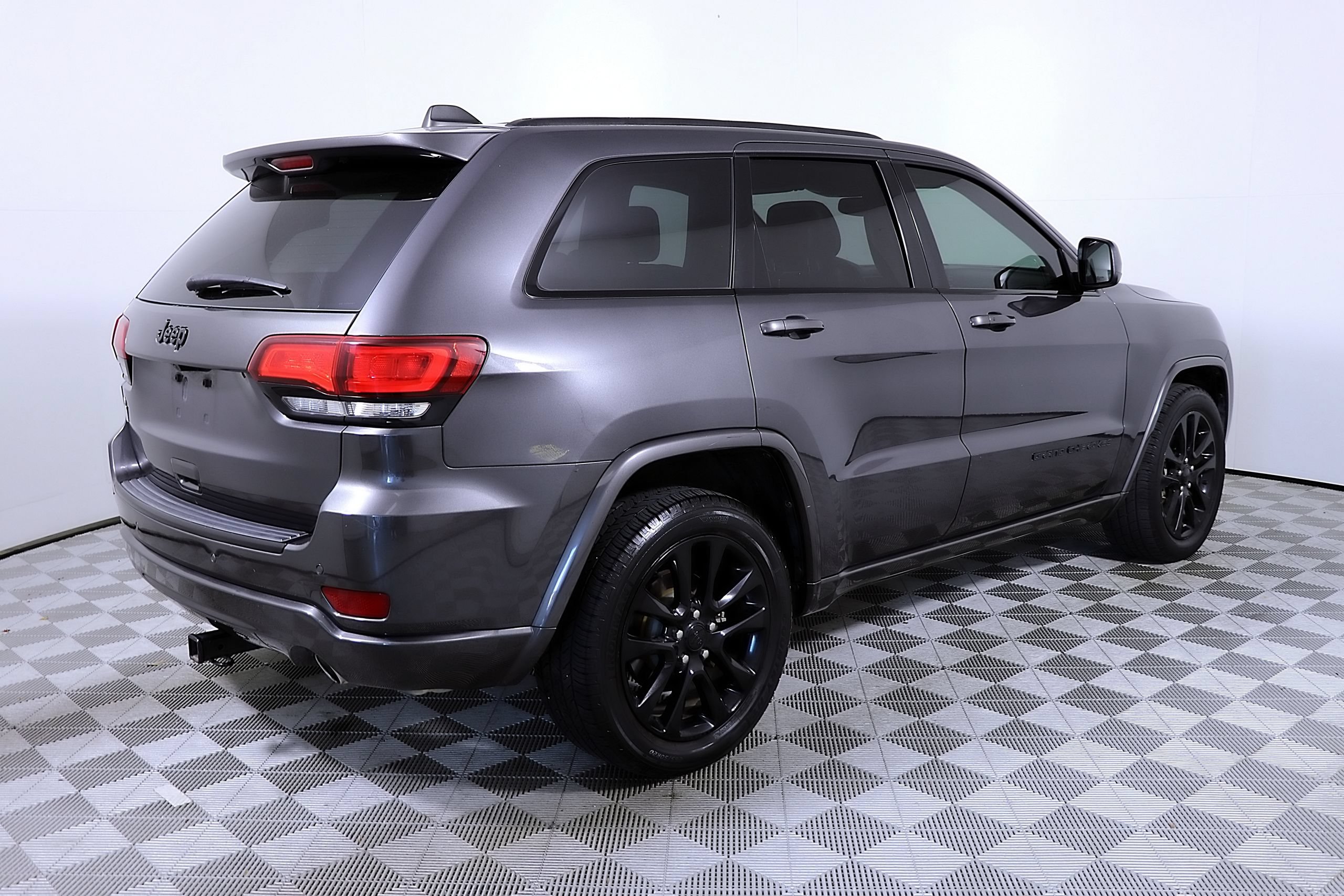 Used 2017 Jeep Grand Cherokee Altitude RWD image 7