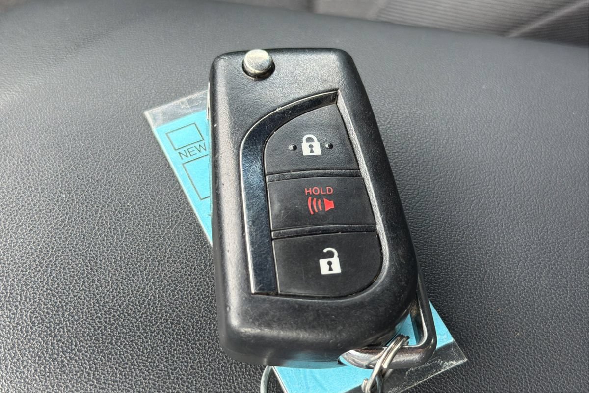 Used 2018 Toyota C-HR XLE FWD image 31