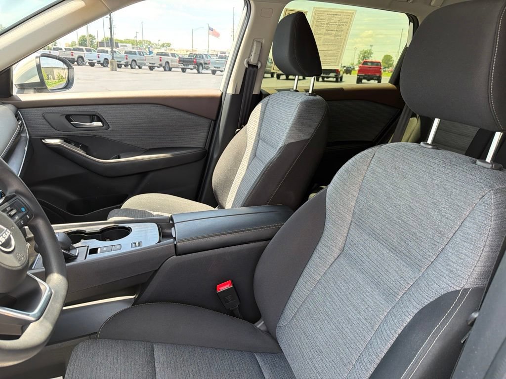 Used 2023 Nissan Rogue SV FWD image 6