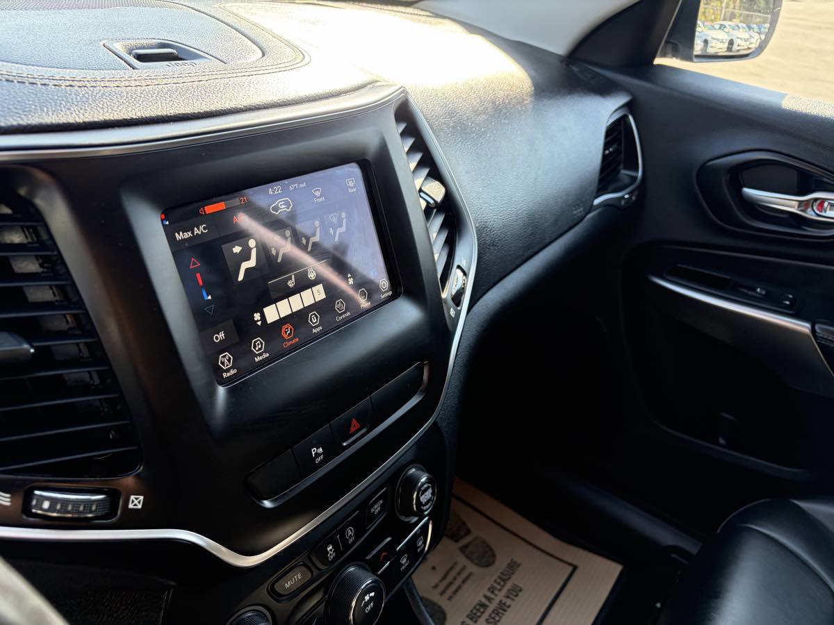 Used 2020 Jeep Cherokee Latitude Plus w/ Cold Weather Group AWD/4WD image 13