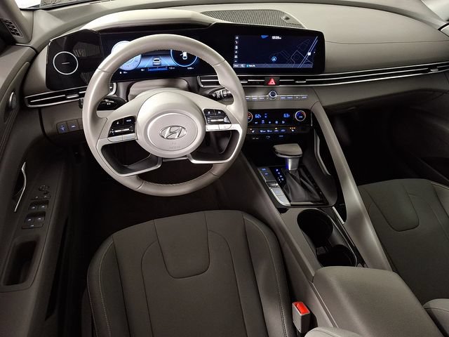 Used 2023 Hyundai Elantra SEL w/ Convenience Package FWD image 2
