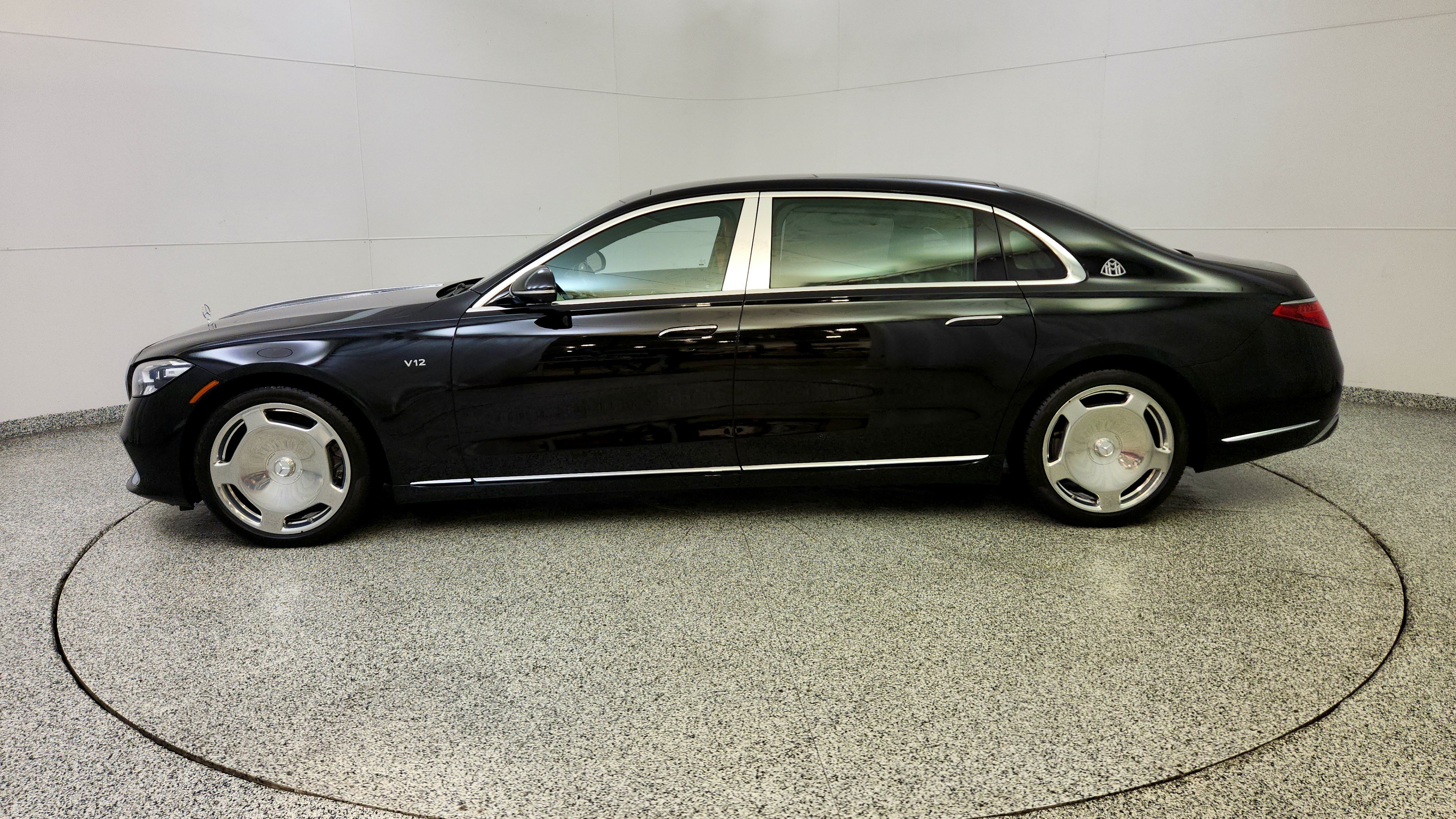 Used 2023 Mercedes-Benz Maybach S 680 4MATIC w/ Manufaktur Leather Package image 4
