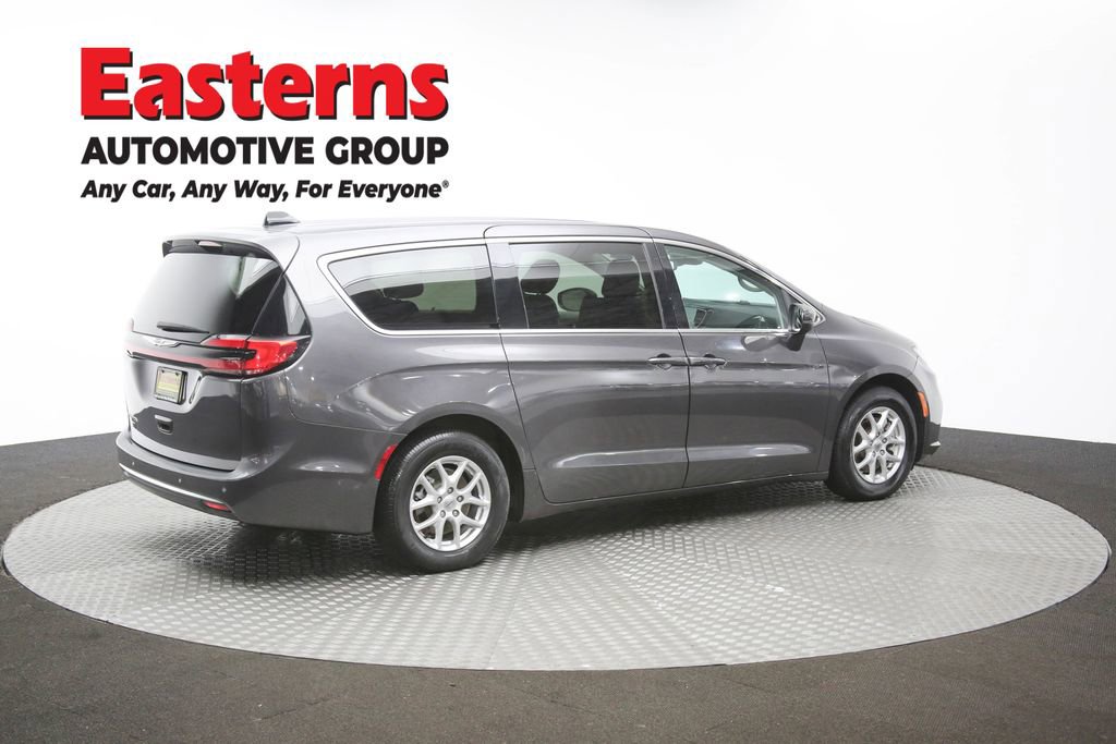 Used 2023 Chrysler Pacifica Touring-L image 41