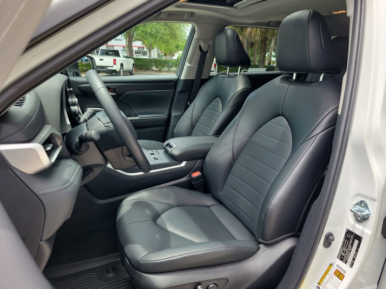 Used 2025 Toyota Highlander XLE FWD image 17
