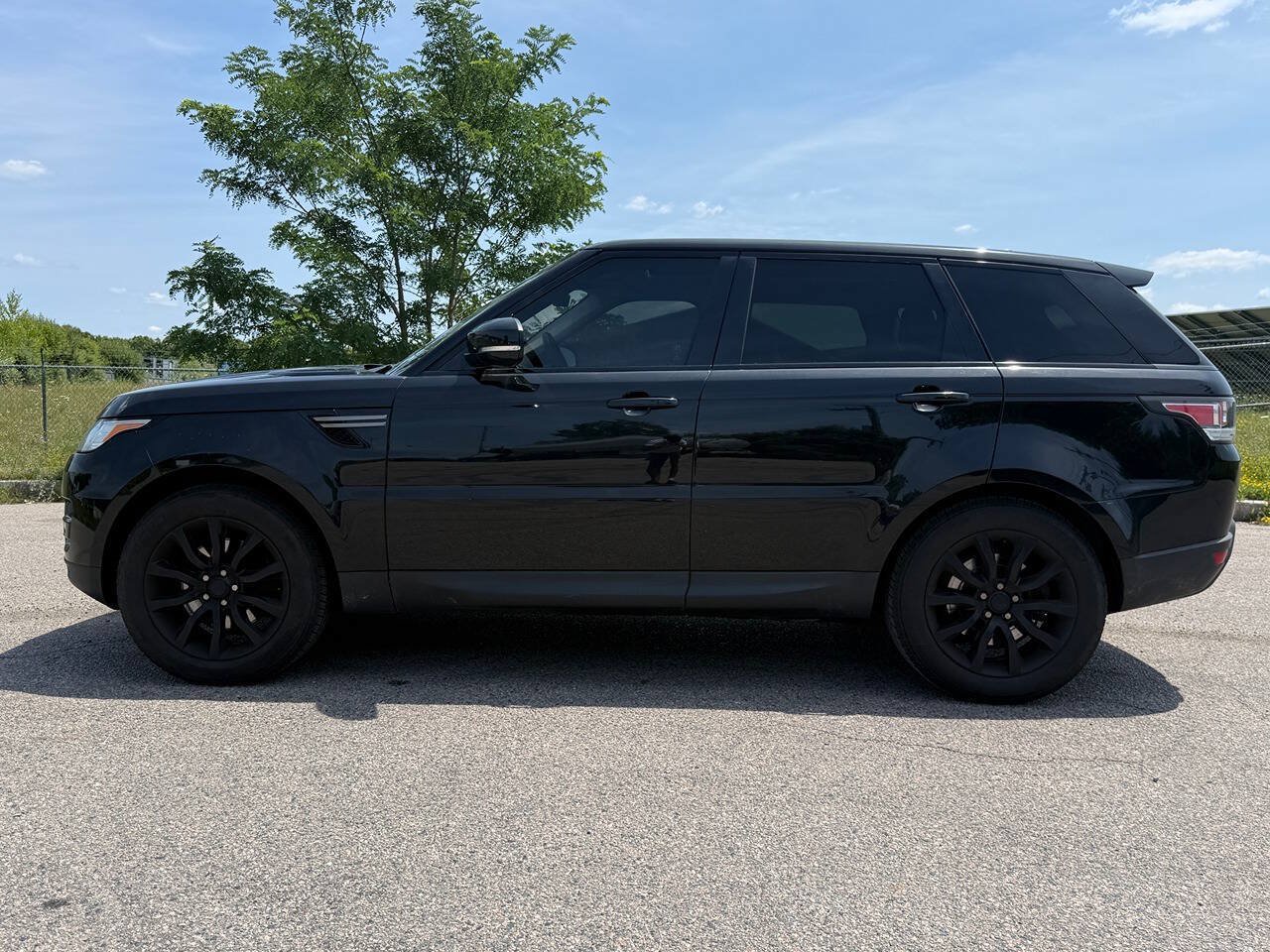 Used 2017 Land Rover Range Rover Sport SE AWD/4WD image 2