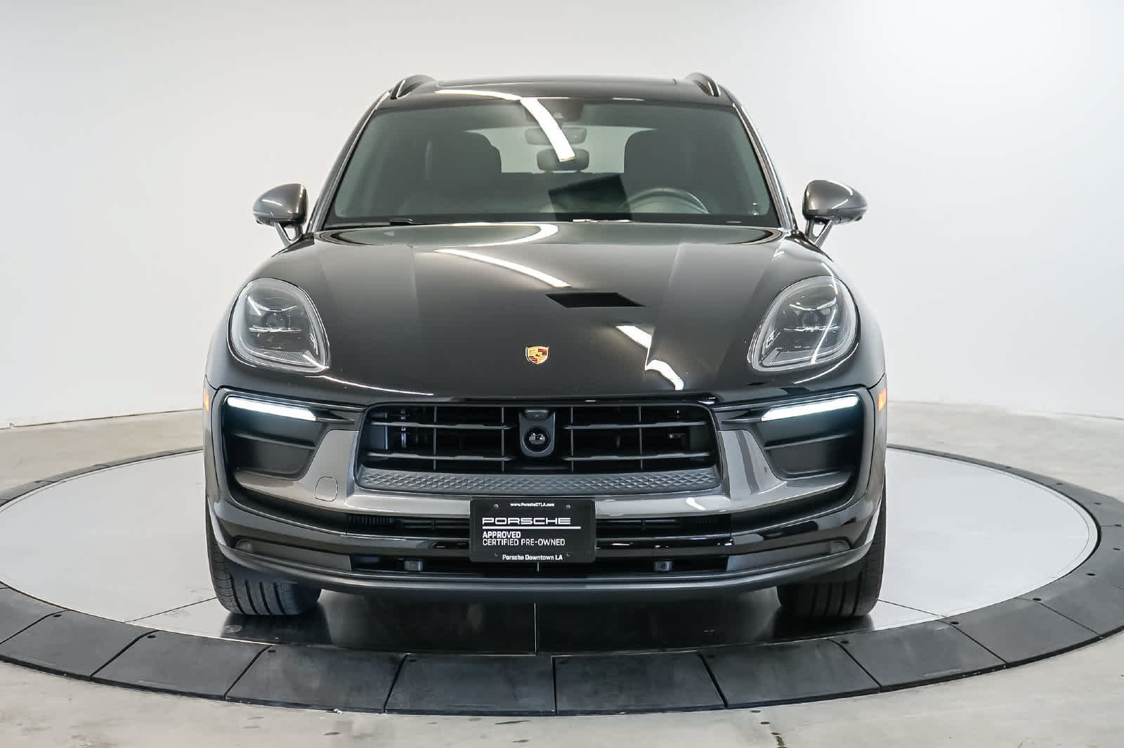 Certified 2026 Porsche Macan Turbo AWD/4WD image 4