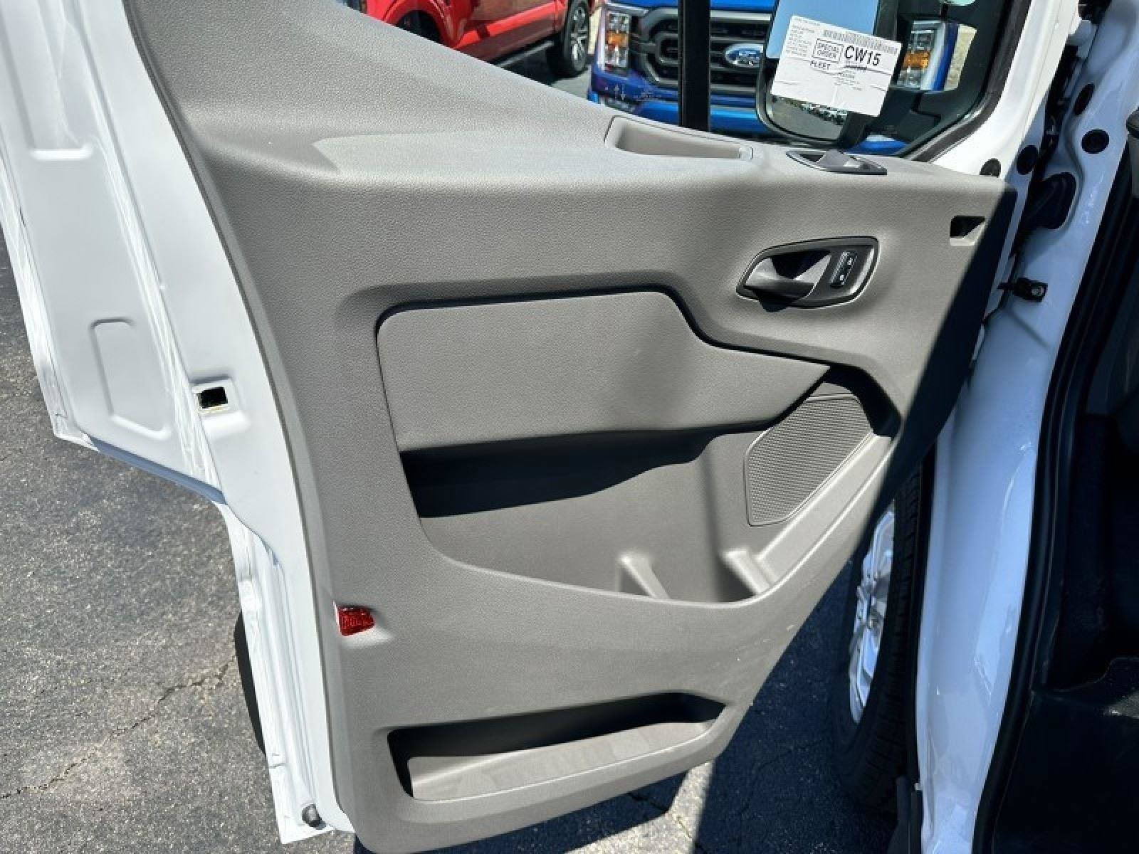 Used 2023 Ford E-Transit Medium Roof image 15