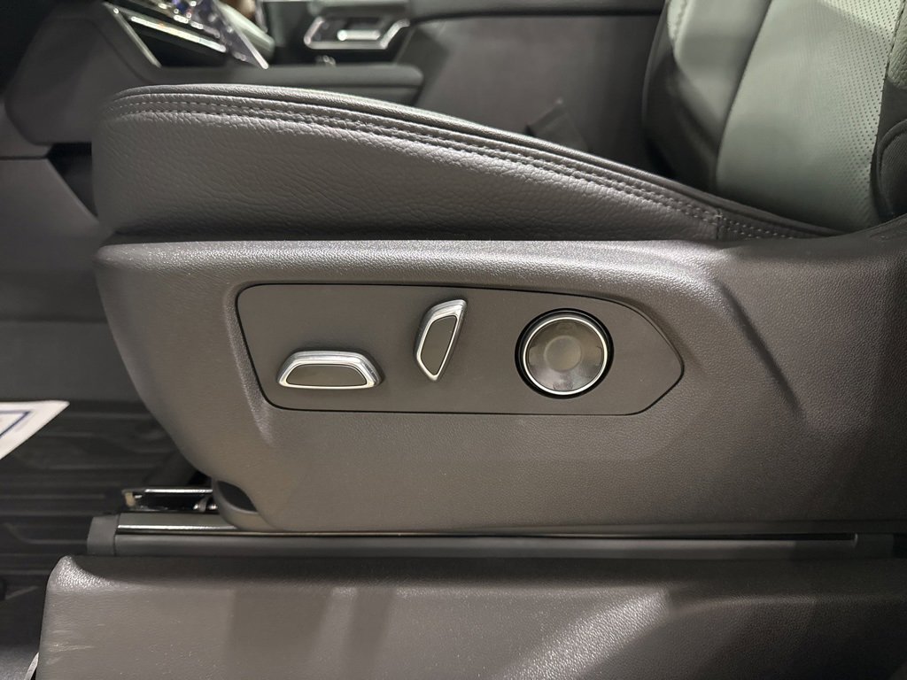 New 2025 GMC Sierra 3500 Denali w/ Denali Reserve Package image 17