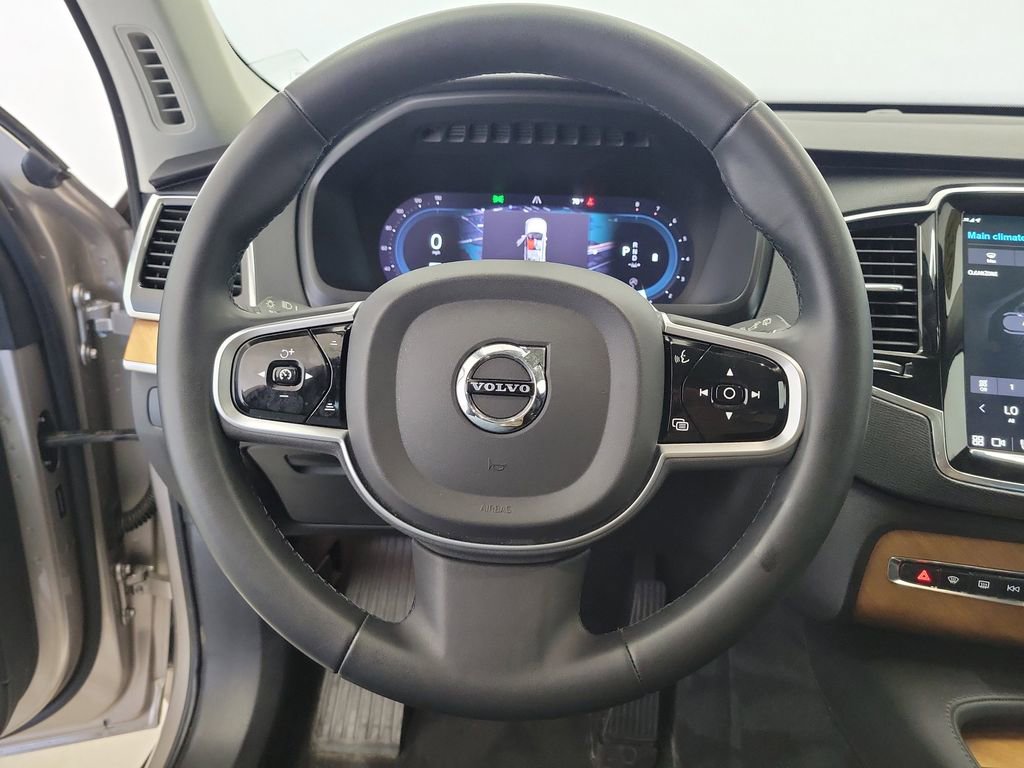Used 2023 Volvo XC90 B6 Plus image 24