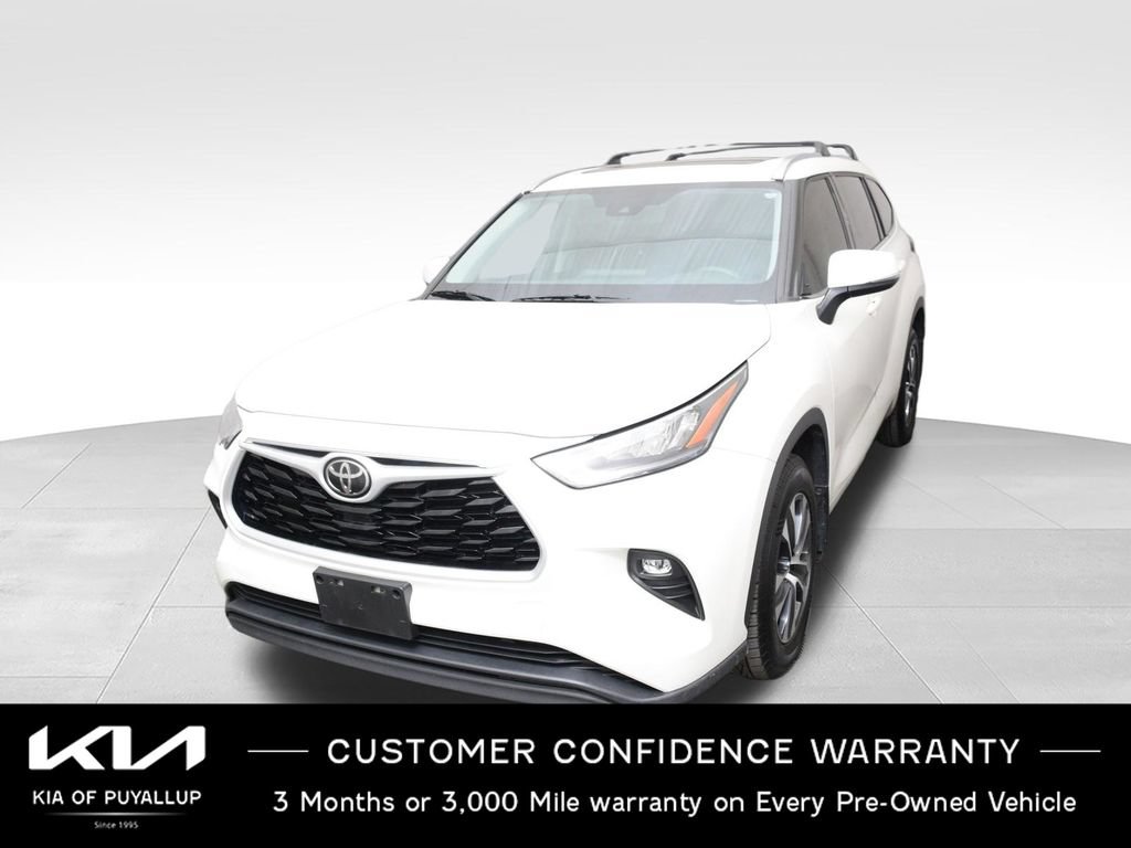 Used 2020 Toyota Highlander XLE AWD/4WD image 1