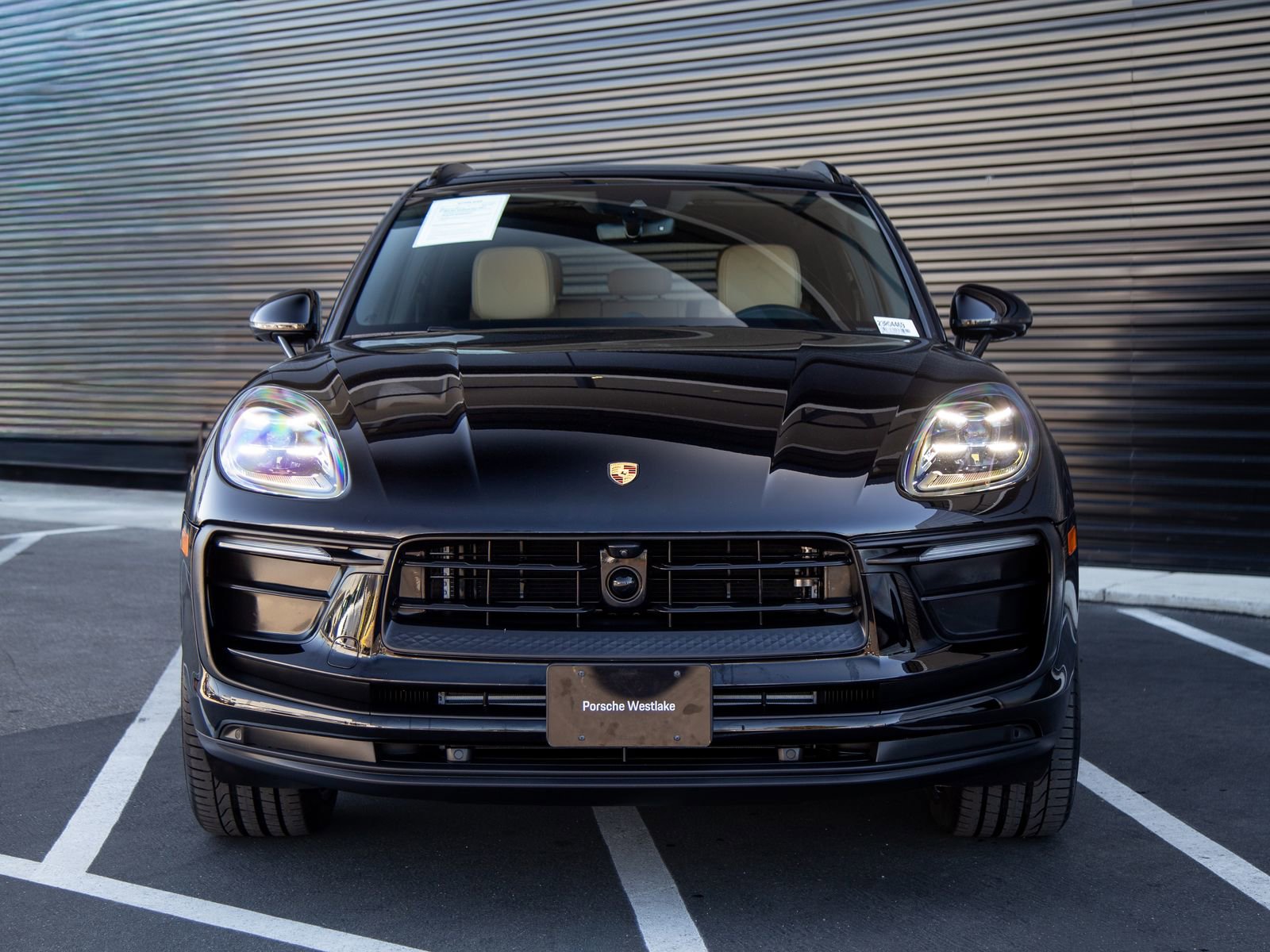 Certified 2025 Porsche Macan AWD/4WD image 6