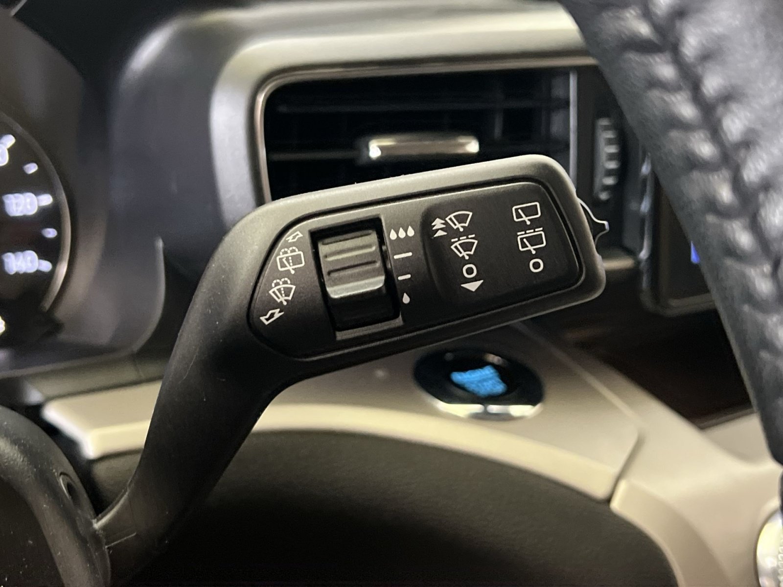 Used 2023 Ford Explorer XLT w/ Equipment Group 202A AWD/4WD image 35