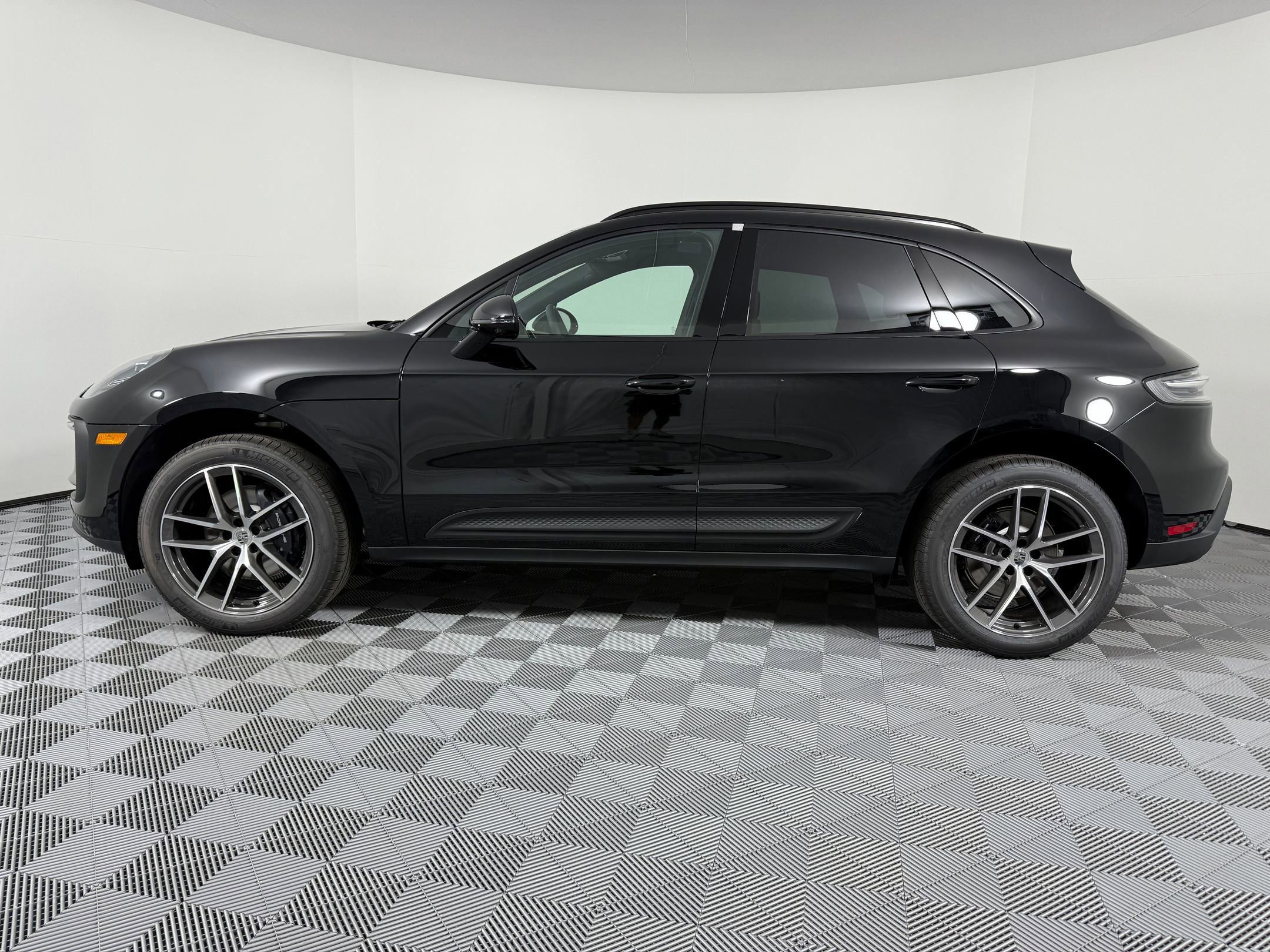 Certified 2026 Porsche Macan AWD/4WD image 2