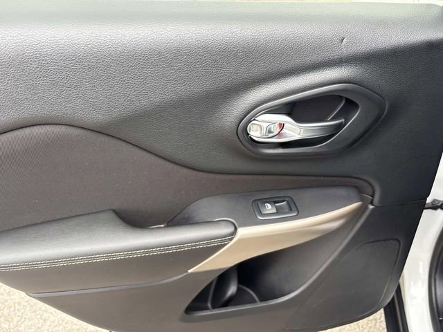 Used 2017 Jeep Cherokee Latitude w/ Comfort/Convenience Group image 18