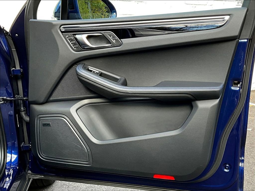 Used 2025 Porsche Macan image 29