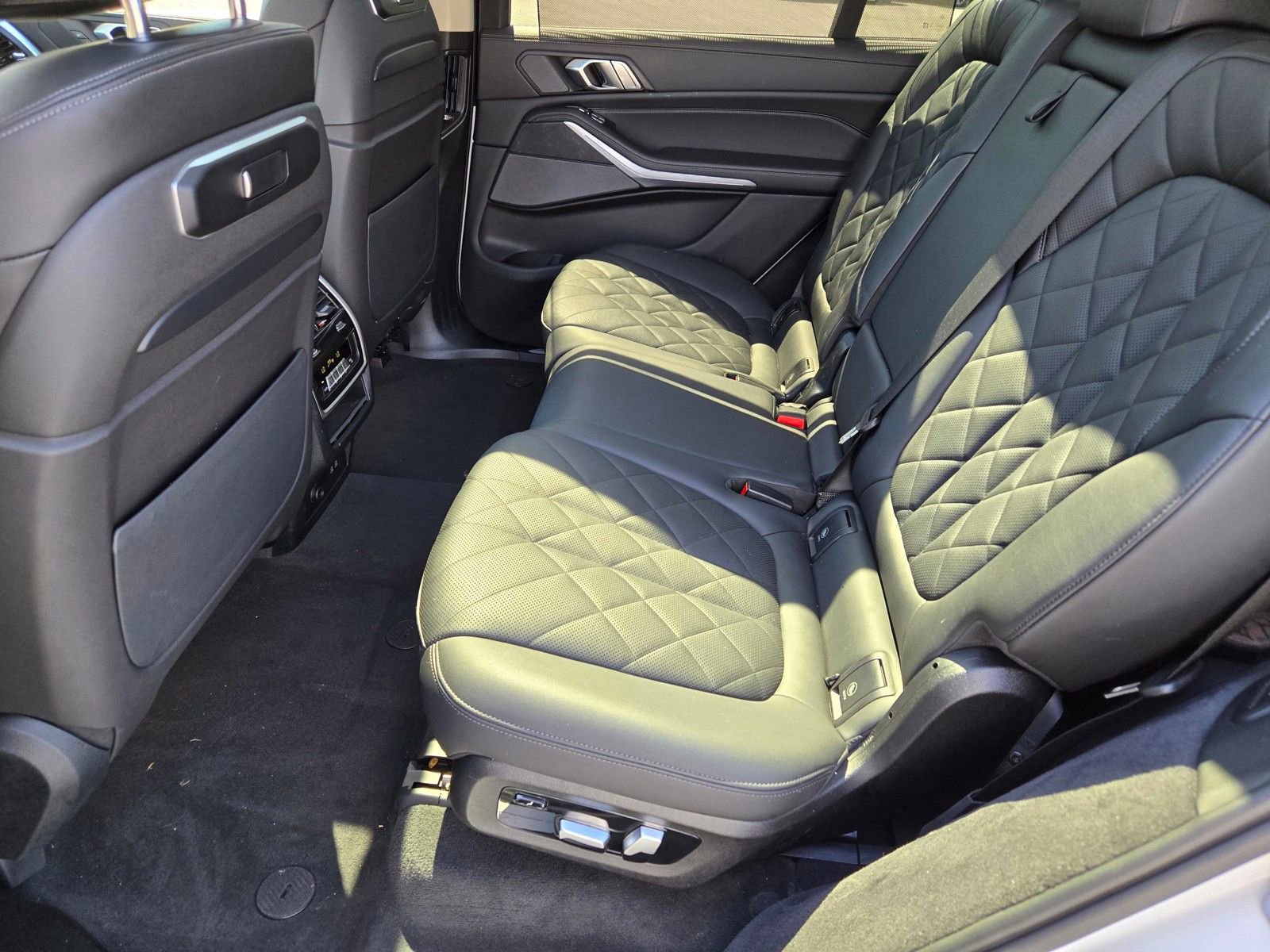 Used 2024 BMW X7 xDrive40i w/ Premium Package AWD/4WD image 10