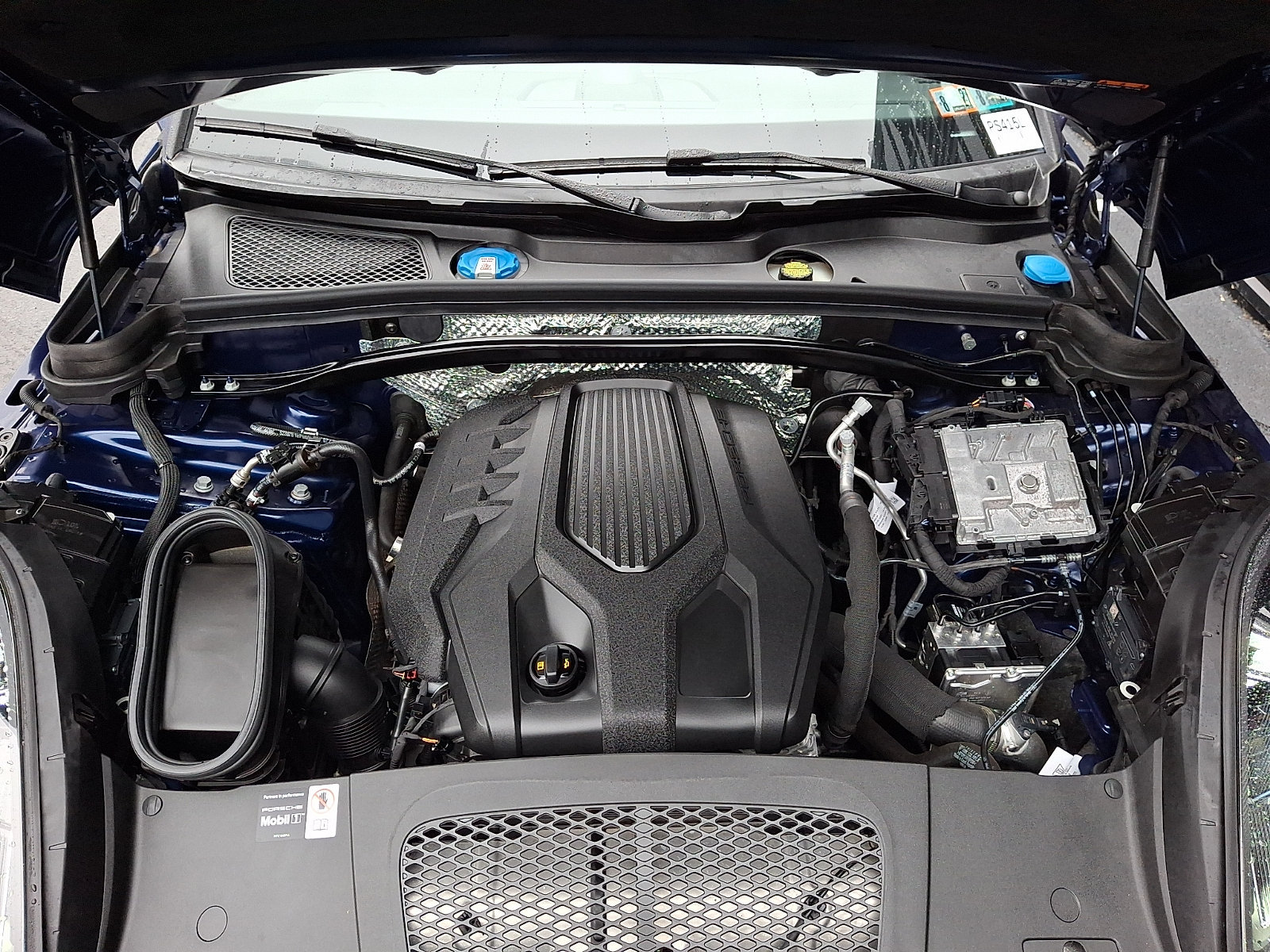 Certified 2025 Porsche Macan AWD/4WD image 31