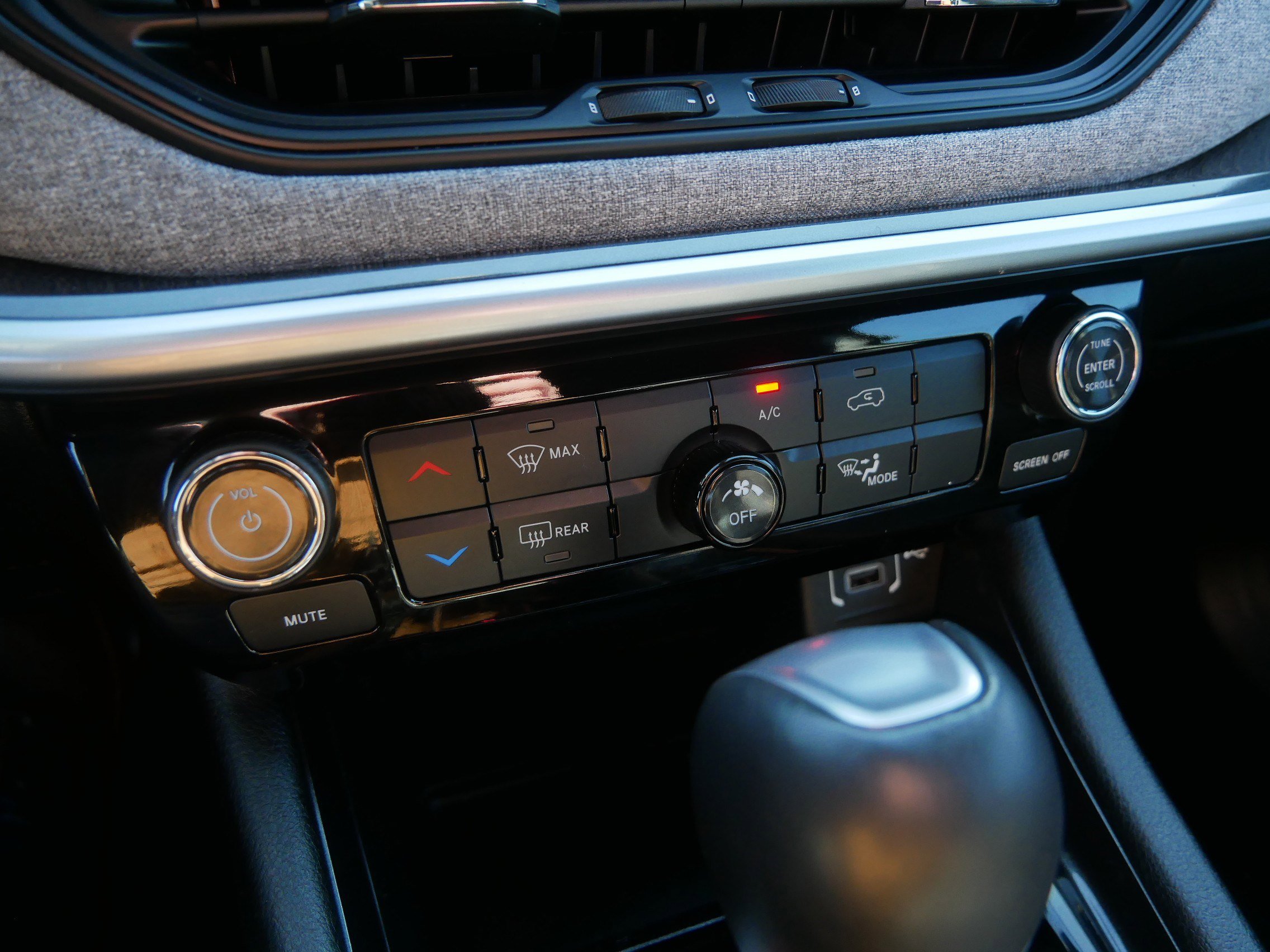 Used 2023 Jeep Compass Latitude image 30