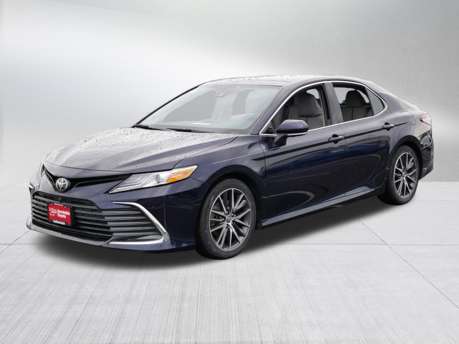 Used 2021 Toyota Camry XLE w/ Navigation Package FWD image 3
