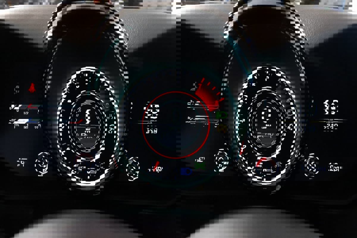 Used 2019 Aston Martin V8 Vantage Coupe image 14