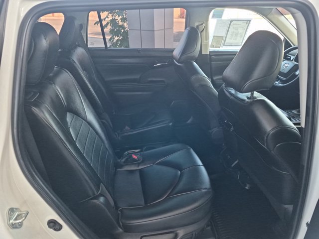Used 2023 Toyota Highlander XLE AWD/4WD image 7
