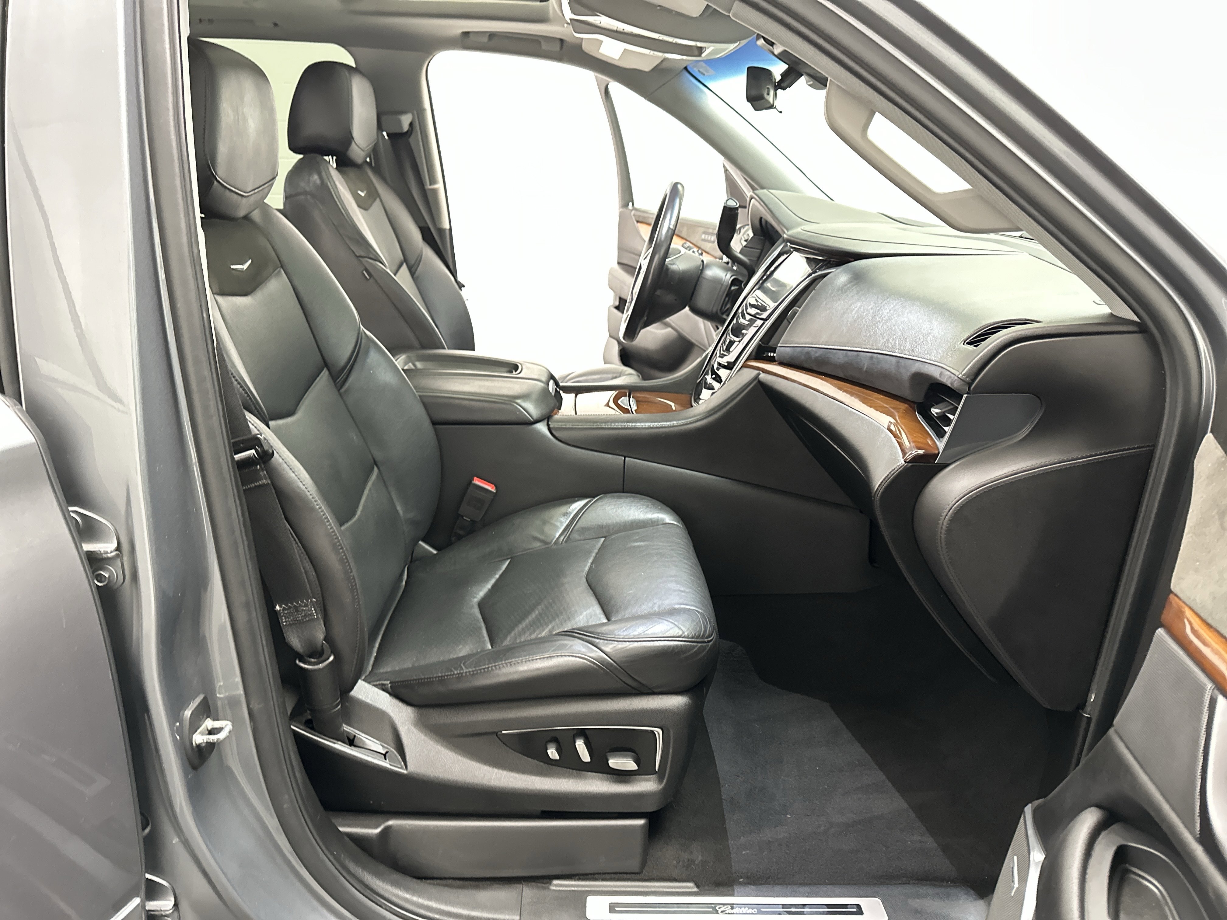 Used 2019 Cadillac Escalade Premium Luxury w/ LPO, Radiant Package image 28