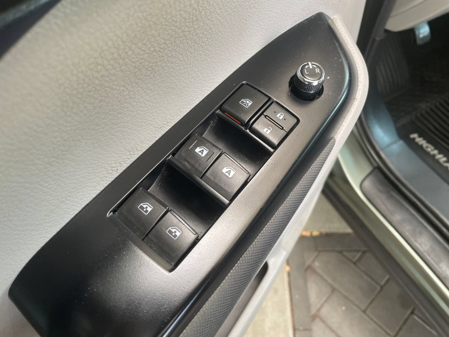 Certified 2017 Toyota Highlander LE AWD/4WD image 3