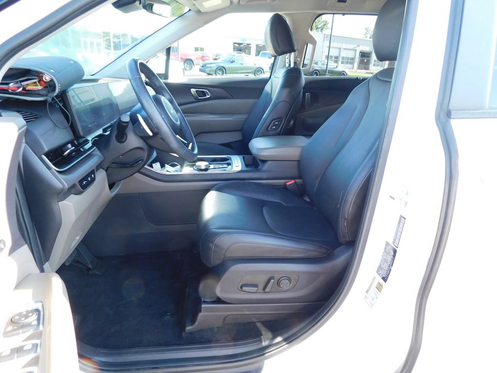 Used 2025 Kia Carnival EX FWD image 12